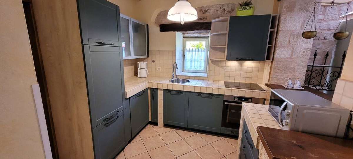 Posest z dvema kamnitima hišama in bazenom